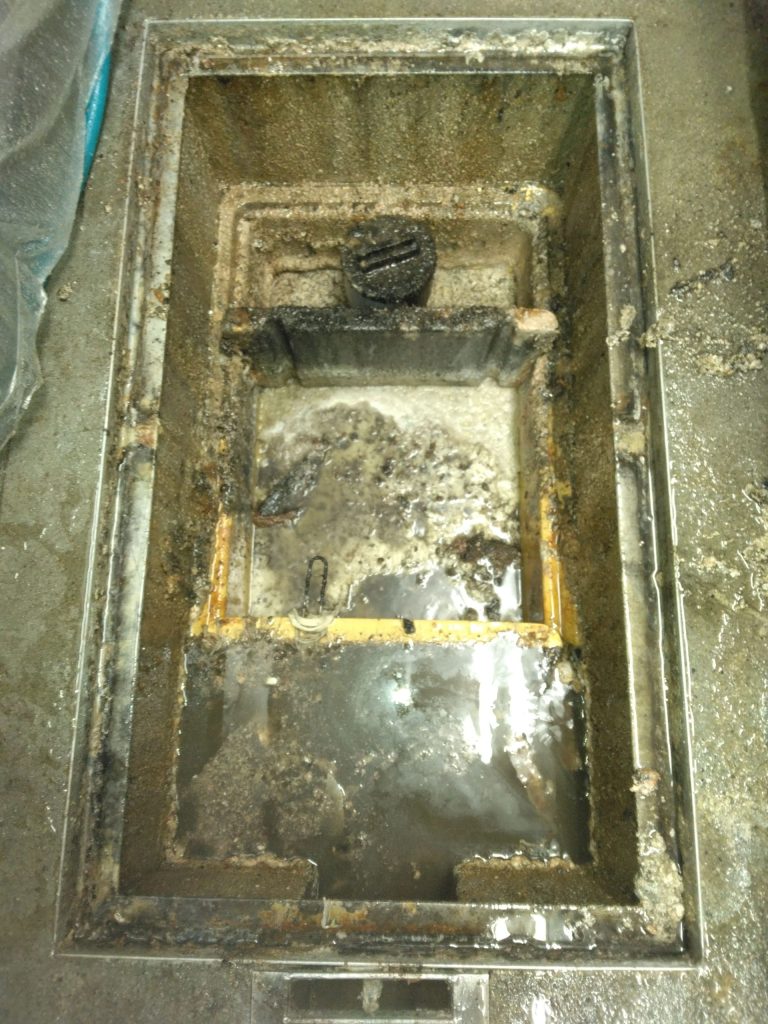 大阪上本町グリストラップ清掃